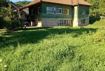 Casă cu 3 camere cu Teren 2588 Mp în Central