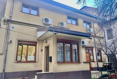 Casă individuală cu 5 camere cu Canalizare în P-ța Romană