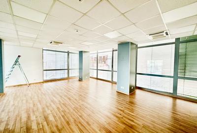 Spațiu comercial, de 933.39001464844 mp, în Central - 2