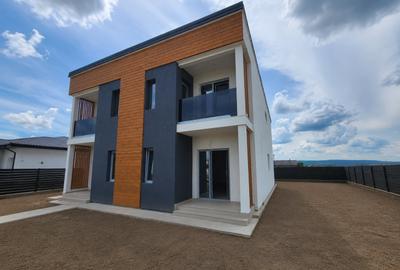 Duplex cu 3 camere cu Canalizare în Miroslava - 1