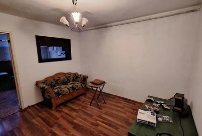 Apartament cu 4 camere semidecomandat în Mărăței