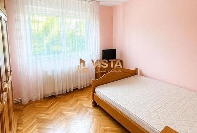 Apartament cu 3 camere semidecomandat în Sud