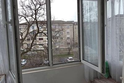 Apartament cu 3 camere decomandat în Exterior Vest