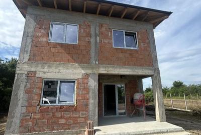 Casă cu 4 camere în Central - 2