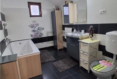 Casă cu 6 camere cu Teren 1073 Mp în Sânmartin - 1