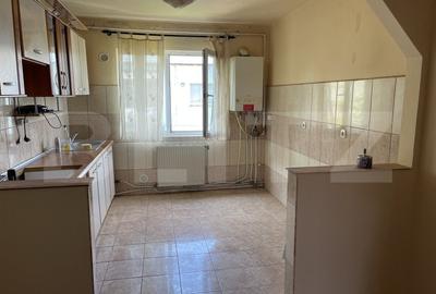 Apartament cu 3 camere decomandat, mobilat în Micro 16