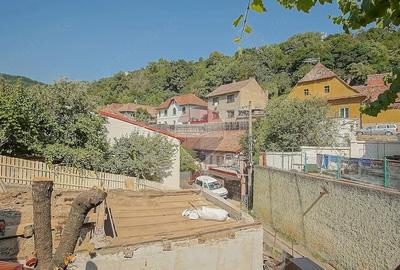 Casă cu 2 camere cu Teren 104 Mp în Schei