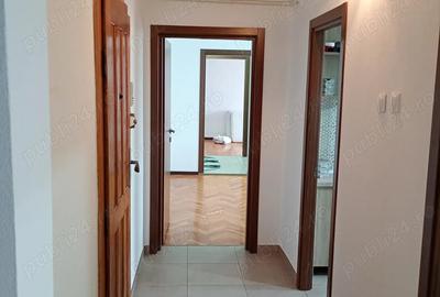 Apartament cu 3 camere semidecomandat în Central