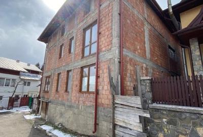 Casă individuală cu 8 camere cu Teren 401 Mp în Central - 1