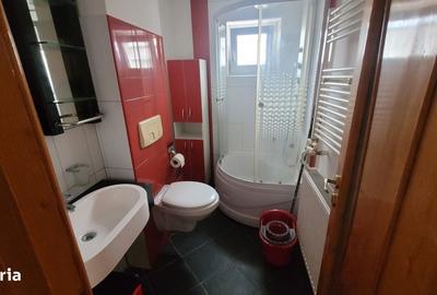 Apartament cu 3 camere semidecomandat în Micro 3