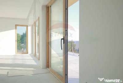 Casă cu 7 camere cu Teren 700 Mp în Central