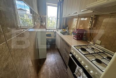 Apartament cu 3 camere semidecomandat, mobilat în Micro 14