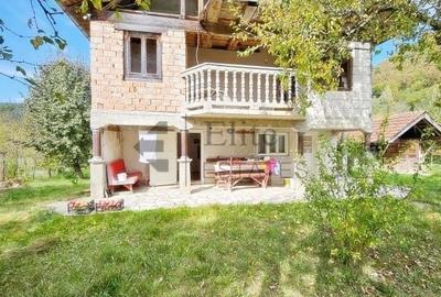 Casă cu 4 camere în Muncelu