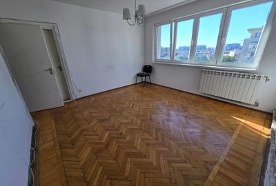 Apartament cu 3 camere decomandat în Gara de Nord