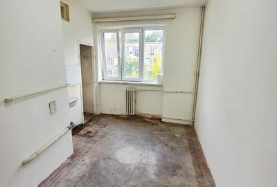 Garsonieră decomandată în Sud