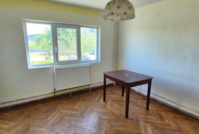 Apartament cu 3 camere decomandat în Alfa
