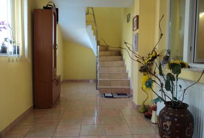 Casă cu 5 camere cu Garaj în Bujoreni - 8