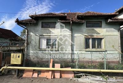 Casă individuală cu 4 camere cu Canalizare în Central