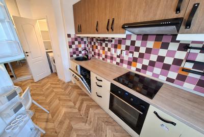 Apartament cu 3 camere semidecomandat în Moșilor