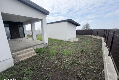 Casă cu 5 camere cu Teren 492 Mp în Glina