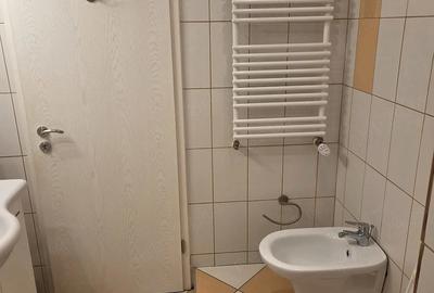 Apartament cu 2 camere semidecomandat, mobilat în Central