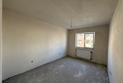Apartament cu 3 camere semidecomandat în Florești