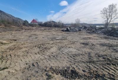 Teren de 4200 mp, în Gura Văii - 2