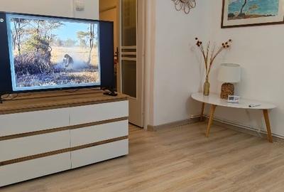 Apartament cu 3 camere semidecomandat, mobilat în Faleza Nord
