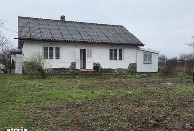 Casă cu 4 camere cu Teren 1500 Mp în Zamostea - 1