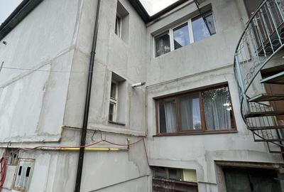 Apartament cu 4 camere semidecomandat în Central