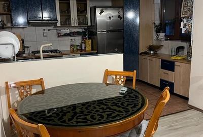 Apartament cu 3 camere decomandat, mobilat în