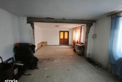 Casă cu 2 camere cu Teren 2400 Mp în Central - 3