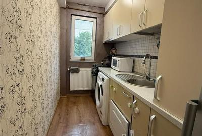 Apartament cu 3 camere semidecomandat în Tătărași
