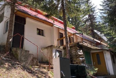 Casă cu 4 camere decomandat în Petros