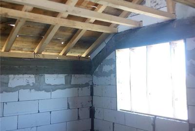 Casă cu 5 camere cu Teren 300 Mp în Lumina