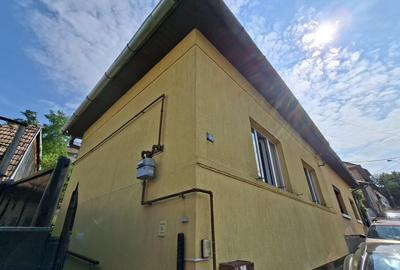 Casă individuală cu 2 camere cu Canalizare în Central