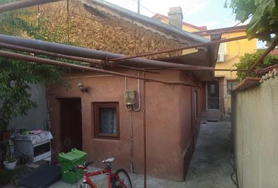 Casă cu 5 camere cu Teren 130 Mp în Central
