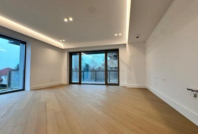 Apartament cu 3 camere semidecomandat, mobilat în Pipera