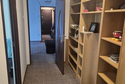 Apartament cu 4 camere semidecomandat în Militari
