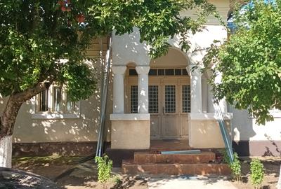 Casă cu 5 camere cu Teren 1500 Mp în Licuriciu
