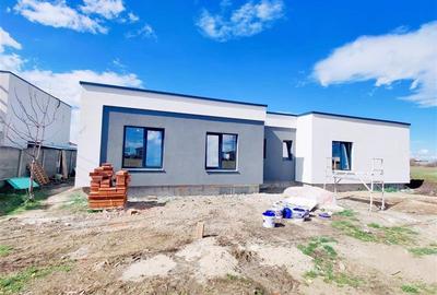 Casă cu 3 camere cu Teren 400 Mp în Moșnița Nouă