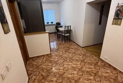 Apartament cu 3 camere decomandat în Lacul Tei