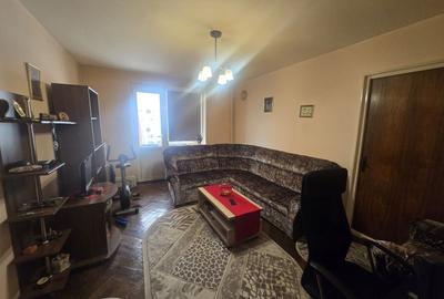 Apartament cu 3 camere semidecomandat în Abator