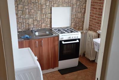 Apartament cu 2 camere decomandat, mobilat în Central