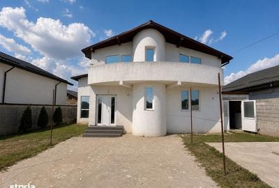 Casă cu 4 camere în Albești