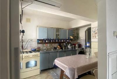 Apartament cu 3 camere decomandat în Micro 16