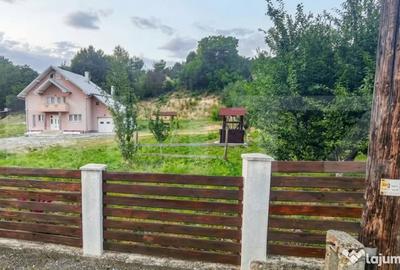 Casă cu 4 camere cu Teren 7238 Mp în Central
