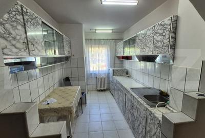 Apartament cu 4 camere semidecomandat în Micro 17