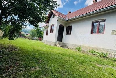Casă cu 3 camere în Casinu Nou