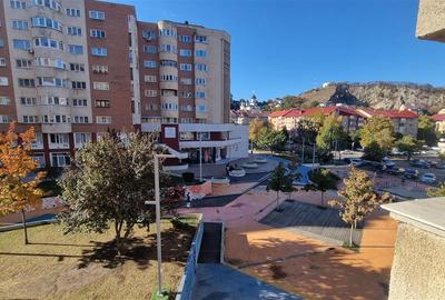 Apartament cu 3 camere decomandat, mobilat în Răcădău